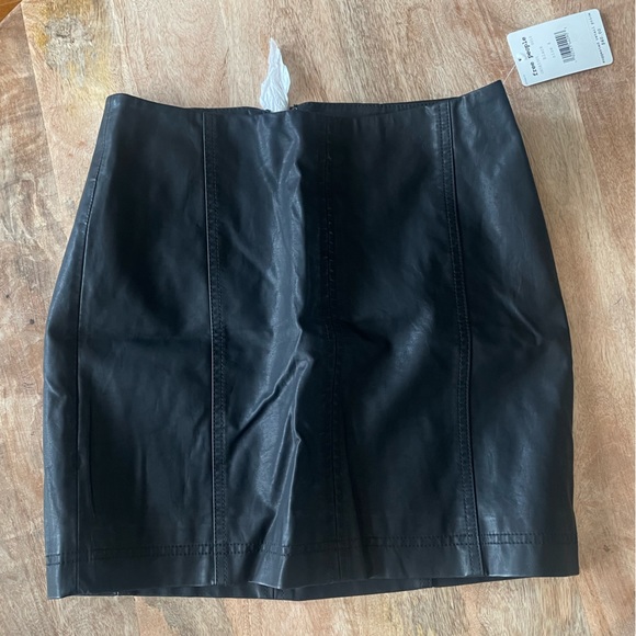 Modern Femme Black Vegan Leather Mini Skirt
Free People Size 4 - Picture 4 of 6